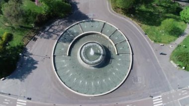 Avrupa, İtalya, Milan - Sforza Kalesi 'nin (Castello Sforzesco) insansız hava görüntüsü, çeşme ve Sempione parkı n-cov19 Coronavirus salgını sırasında boş bir şehirde