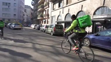 İtalya, Milan 25 Eylül 2019 - daha fazla bisikletçi eve veya ofise yiyecek getiriyor