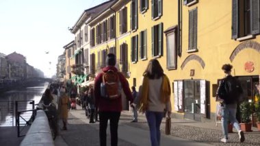 ITALY, MILAN - 3 Şubat 2020: Navigli ilçe kanallarındaki restoranlar ve barlar - turistik eğlence merkezi