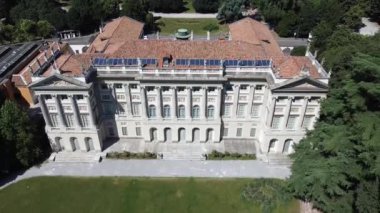Avrupa İtalya, Milan - Giardini Di Villa Reale Comunale 'de Galleria d' Arte Moderna insansız hava aracı görüntüsü. Önünde nehir ve yeşil çimen var. Yazın mavi gökyüzü Covid19 Coronavirus tecridinden sonra
