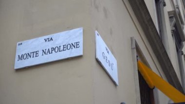 Avrupa, İtalya, Milano - Ekim 2020: Montenapoleone Moda Bölgesi ve Della Spiga yoluyla Covid-19 Coronavirus salgını sırasında turist ve insan sıkıntısı - lüks ve moda mağazası kapandı 