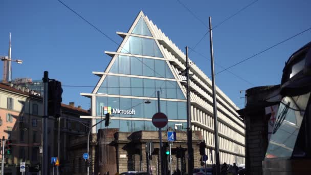 Italia Milano Gennaio 2020 Logo Microsoft Nell Edificio Feltrinelli — Video Stock