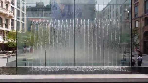 意大利米兰 2020年7月 自由广场的新苹果商店 玻璃盒子中的苹果和水上运动标志 — 图库视频影像