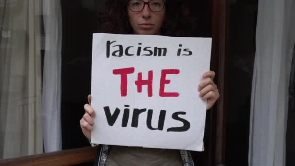 América Eua Menina Latina Branca Segurando Sinal Racismo Vírus Protesto — Vídeo de Stock