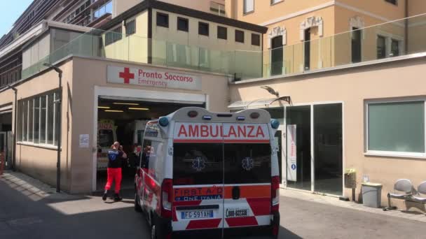 Europa Italia Lombardía Milán Julio 2020 Llegada Ambulancias Hospital Durante — Vídeos de Stock