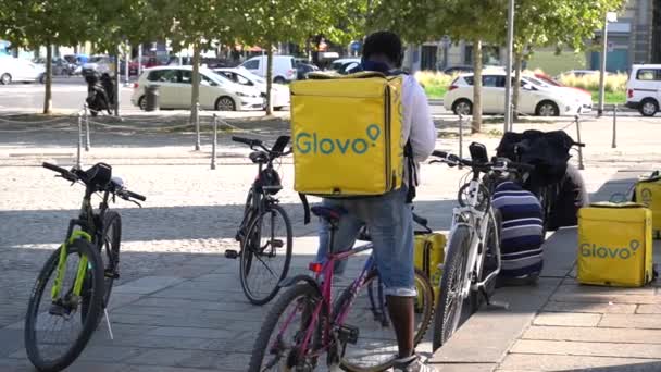 意大利米兰2019年9月25日 越来越多的骑自行车的人把食物送到家里 办公室或者你需要的时候 — 图库视频影像
