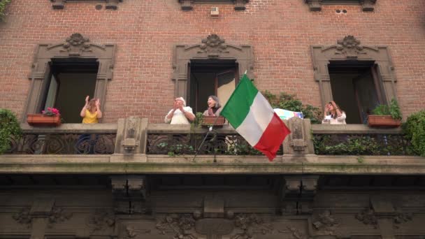 意大利米兰 Cov19科罗纳维勒斯爆发期间市中心的生活 悬挂在房屋阳台上的意大利国旗 — 图库视频影像