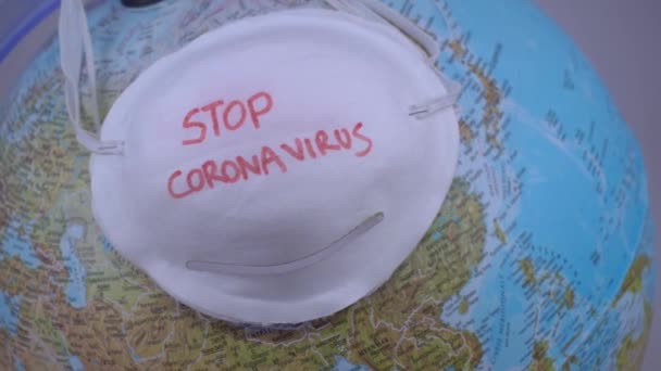 Bílá Maska Stop Koronavirus Znamení Pozadí Zeměkoule — Stock video