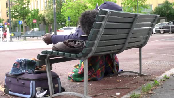 意大利 2020年4月 在危机爆发期间 市中心街道上的贫困紧急状况 无家可归的人在户外的公园里绝望地睡着了 — 图库视频影像