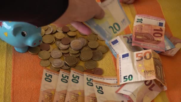 Kind Hält Geld Der Nähe Von Sparschwein — Stockvideo