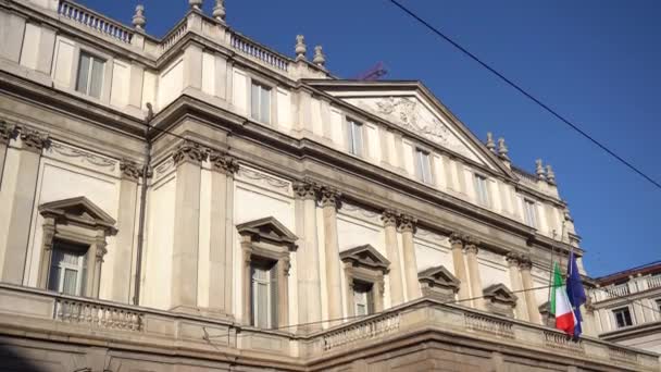 イタリア ミラノ2019年12月26日イタリア ミラノ市のランドマークラ スカラ劇場オペラファサードビューの建物 ネオクラシカルな建物 — ストック動画