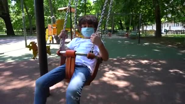 Χαριτωμένο Αγόρι Ξοδεύει Χρόνο Στην Παιδική Χαρά Κατά Διάρκεια Covid — Αρχείο Βίντεο