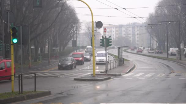 イタリア ミラノ1月15 2020 Giambellinoの混雑した車の交通と大気汚染 許可された制限を超えてスモッグと10 ディーゼル車を汚染するための交通ブロック — ストック動画