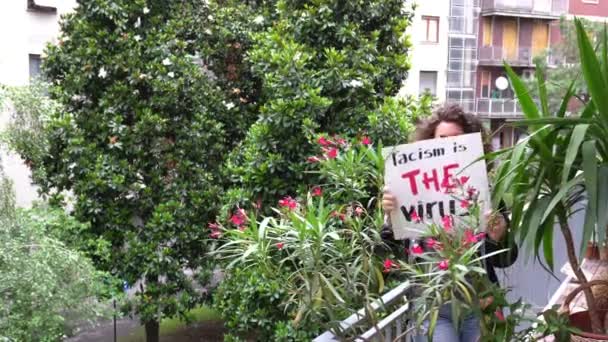 América Eua Menina Latina Branca Segurando Sinal Racismo Vírus Protesto — Vídeo de Stock