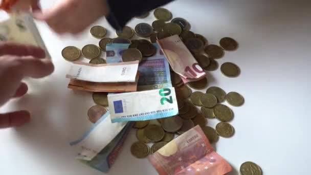 ユーロ紙幣と硬貨は白いテーブルの上に現金 — ストック動画
