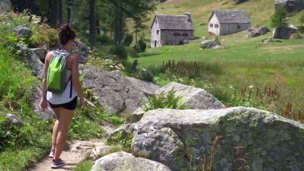 意大利 皮埃蒙特 迪韦罗 拉戈德尔斯特雷 莱蓬廷阿尔卑斯山 2020年7月 观光客徒步旅行 在山林中远足 野生女巫湖 大自然的野景清澈清澈 — 图库视频影像