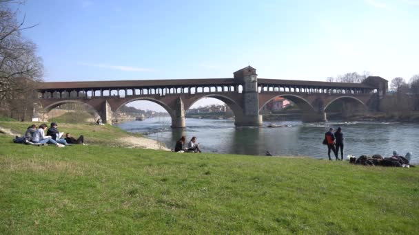 意大利行军1 2020哥白尼桥 Ponte Coperto或Ponte Vecchio 是一座横跨帕维亚提契诺河的砖石拱桥 — 图库视频影像