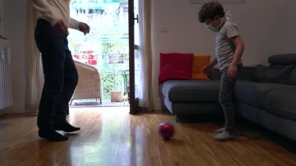 Mann Und Sohn Spielen Hause — Stockvideo