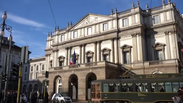 意大利 2019年12月26日意大利 米兰市地标建筑拉斯卡拉剧院立面景观 新古典主义建筑 — 图库视频影像