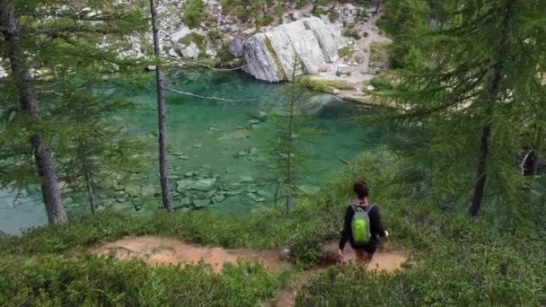 Mulher Desfrutando Vista Para Lago Liso Nas Montanhas — Vídeo de Stock
