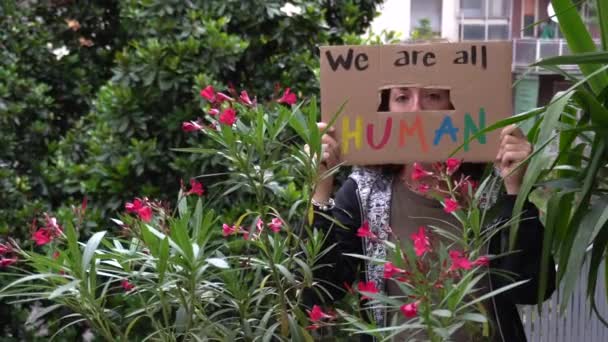 América Eua Branco Latino Menina Segurando Sinal Somos Todos Humanos — Vídeo de Stock