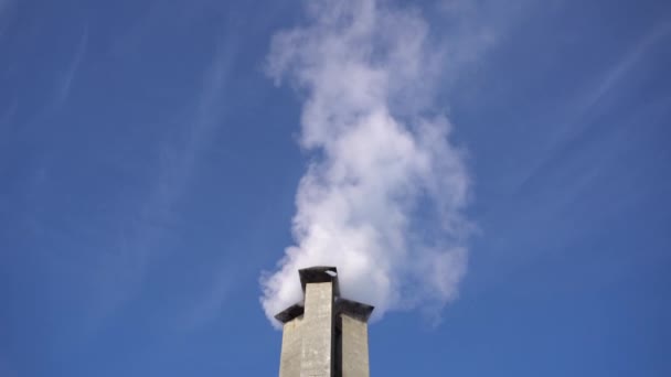 暖炉から煙 煙が浮かんでる 青空を背景に自宅の煙突から出てくる 汚染や細かい塵 — ストック動画