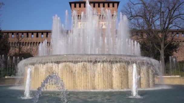 意大利 2020年2月 斯福尔扎城堡 Castello Sforzesco 景观和来自凯罗里广场的公园喷泉 — 图库视频影像