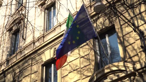 Bandiere Italia Europa Che Soffiano Nel Vento — Video Stock