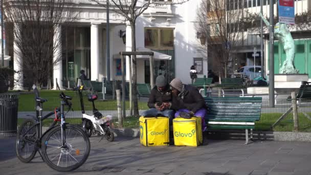 Italien Mailand Januar 2020 Glovo Delivery Food — Stockvideo
