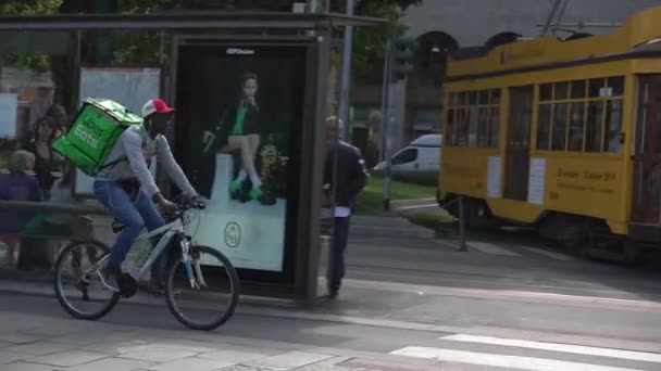 Italië Milaan September 2019 Steeds Meer Fietsers Leveren Eten Aan — Stockvideo