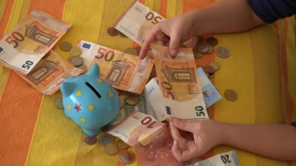 Kind Hält Geld Der Nähe Von Sparschwein — Stockvideo