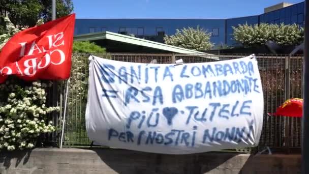 意大利米兰 2020年4月 意大利医生和护士在雷德莱利郊外的养老院和医院举行抗议活动 在科罗纳维勒斯节期间为医护人员写了更多的标语 — 图库视频影像