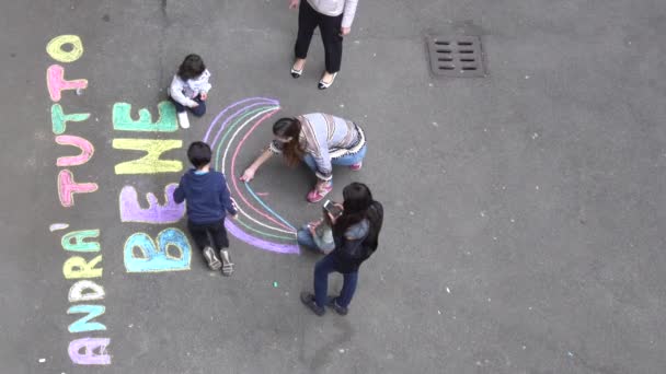 Europa Italia Milano Aprilie 2020 Copiii Părinții Italieni Desenează Inscripția — Videoclip de stoc