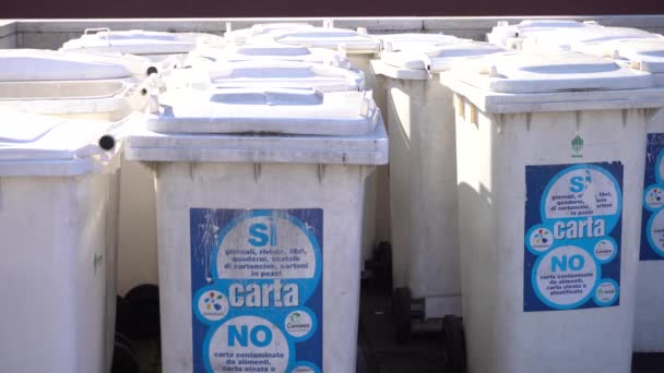 イタリア ミラノ2020年11月 分別されたゴミアイコンを持つゴミ箱のゴミ箱 ゴミの分別回収とリサイクル隔離 市内の紙の廃棄物のための白いバスケット — ストック動画
