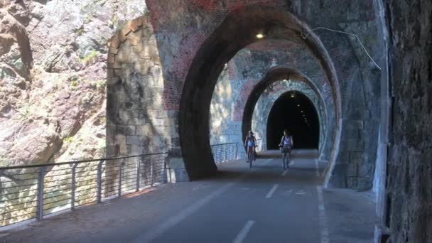 Dos Chicas Bicicletas Viajan Través Del Túnel — Vídeos de Stock