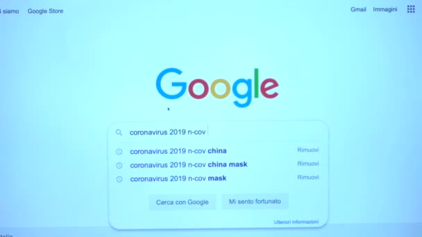 ヨーロッパ イタリア ミラノ2020年9月 コロナウイルス発生時のGoogle Covid 19上でインターネット検索ロックダウン検疫家 — ストック動画