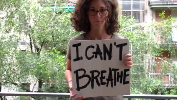 Америка Сша Белая Латиноамериканка Табличкой Могу Дышать Знак Протеста Манифеста — стоковое видео