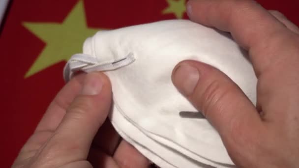 Signo Coronavirus Máscara Blanca Sobre Fondo Bandera China — Vídeo de stock