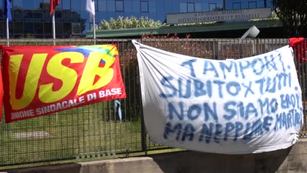 Italië Milaan April 2020 Protest Van Italiaanse Artsen Verpleegkundigen Buiten — Stockvideo