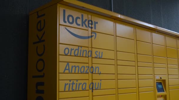 Италия Милан Декабря 2019 Amazon Locker Который Использован Клиентами Amazon — стоковое видео