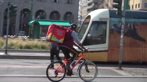 意大利米兰2019年9月25日 越来越多的骑自行车的人把食物送到家里 办公室或者你需要的时候 — 图库视频影像