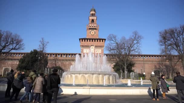 意大利 2020年2月 斯福尔扎城堡 Castello Sforzesco 景观和来自凯罗里广场的公园喷泉 — 图库视频影像
