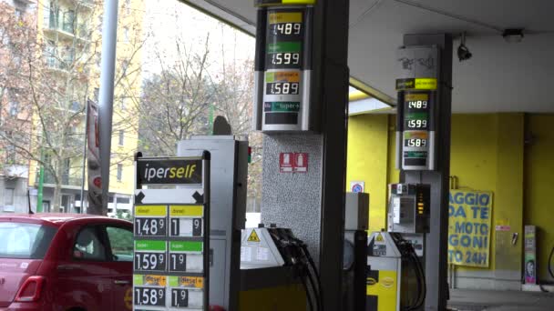 イタリア ミラノ12月15 2019 車にガソリンを作るために 市内のEniガソリンポンプ グリーンガソリン ディーゼルおよびディーゼル — ストック動画