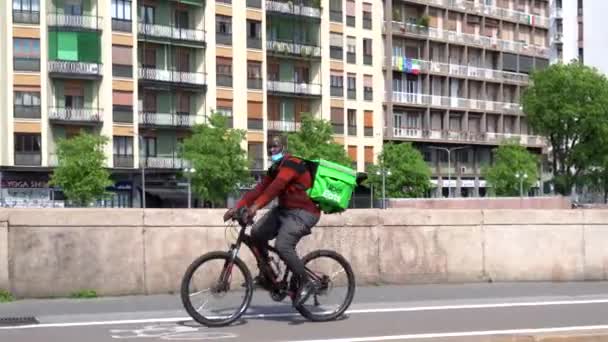 Europa Italien Mailand April 2020 Uber Isst Liefernahrung Fahrradfahrer Der — Stockvideo