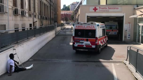 Europa Italia Lombardía Milán Julio 2020 Llegada Ambulancias Hospital Durante — Vídeo de stock