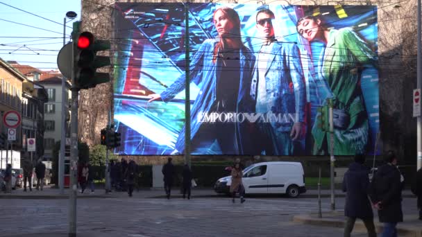 意大利米兰 2020年1月22日 布拉区Cusani街 Giorgio Armani广告 市中心和Milano的生活方式 — 图库视频影像