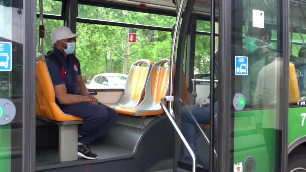 意大利 米兰2020年4月 第2阶段 科罗纳维勒斯 关于交通工具 公共汽车 地铁的新规定 在此停留 戴面具乘客之间保持1米的距离 — 图库视频影像