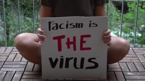 Америка Сша Біла Латина Тримає Знак Расизм Вірус Протест Маніфест — стокове відео