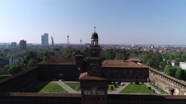 ヨーロッパ イタリア ミラノ スフォルツァ城のドローン空撮 — ストック動画