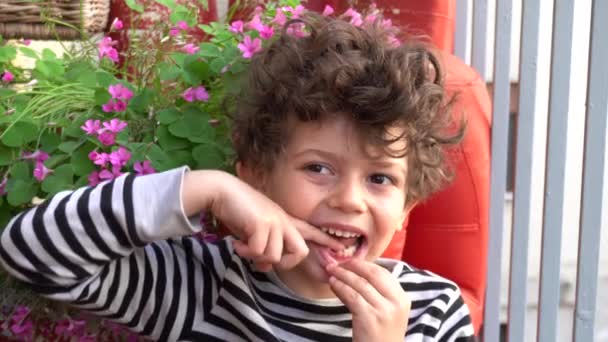 Коронавирус Закрытые Стоматологи Проблемы Детей Страдающих Молочными Зубами Колебания Зубов — стоковое видео